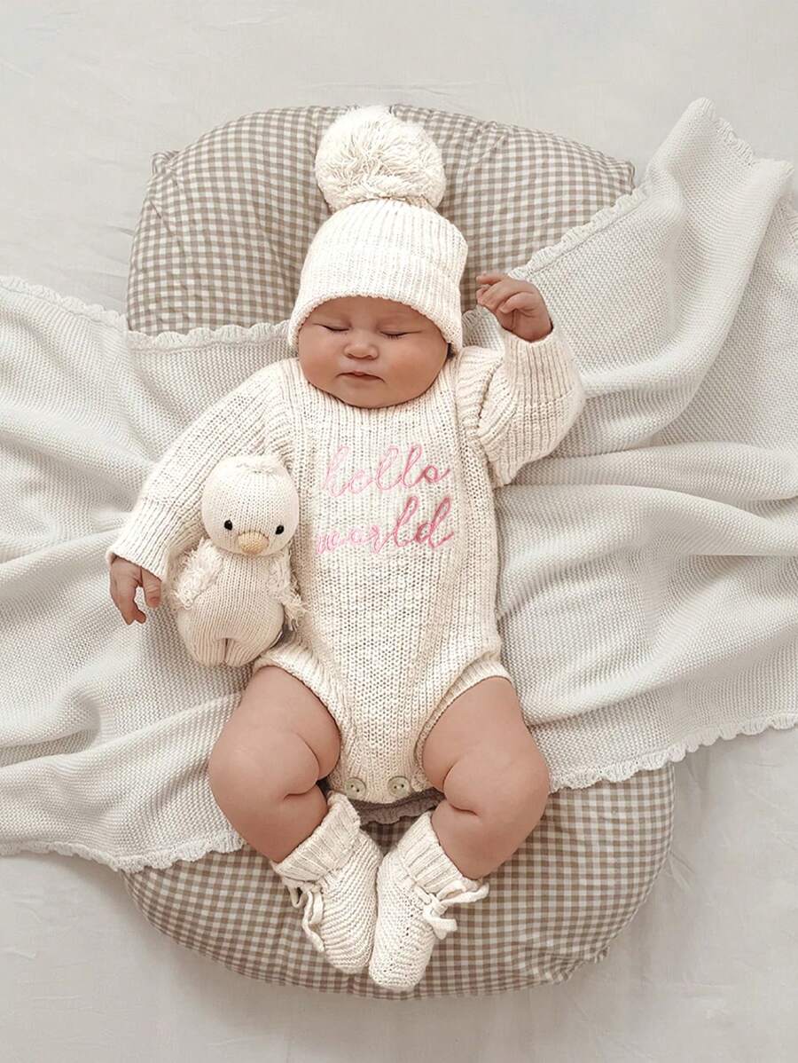 2 件新生儿“Hello World”刺绣针织连体衣和绒球帽套装，摄影道具和洗礼服装婴儿洗礼家庭装饰礼物婴儿洗礼复活节礼物，适合女孩/男孩 - 彩色 - 查看 1