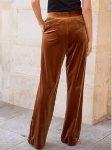 Pantalon long en velours pour femmes avec un design large, une fermeture à boutons et des poches fonctionnelles. Élégant et polyvalent, parfait pour le travail, les rendez-vous romantiques et les rassemblements de vacances