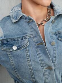 Chamarra cazadora crop corta Y2K outfit urbano street style look denim mezclilla desgaste roto rotura desgarrado al frente dama mujer ajuste botones botonadura simple sencilla bolsillos falsos simulados solapa ajuste botón bajo cintura elástica casual día noche calle salida otoño invierno - Azul - Ver 3