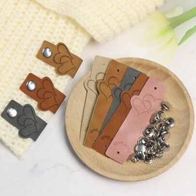 5/10/40 st handgjorda läderetiketter, färgglada konstläderetiketter med hjärtan handgjorda präglade virkade etiketter med förstansade hål och spikar för hantverk virkning stickning sömnad mössor, halsdukar, rockar, kläder. Högtidspyssel presenttillverkning etiketter alla hjärtans dag