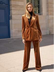 Pantalon long en velours pour femmes avec un design large, une fermeture à boutons et des poches fonctionnelles. Élégant et polyvalent, parfait pour le travail, les rendez-vous romantiques et les rassemblements de vacances