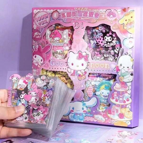 Sanrio 100 pezzi/scatola Adesivi kawaii di Sanrio Hello Kitty, Kuromi, Cinnamoroll, Melody, materiale impermeabile per scrapbooking, adesivi decorativi a tema gattino per valigie, quaderni, regali di compleanno (alcuni articoli possono essere casuali)