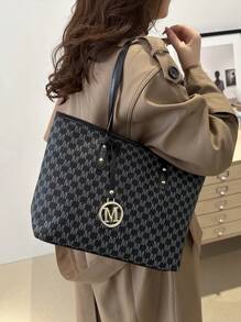 A New Fall And Winter Fashion Letter Print, Large Capacity Tote Bag. Zipper Opening, Lightweight Minimalist, Hardware Pendant Shoulder Bag. Suitable For Women's Daily Life Casual, Commuting, Work And Student Use