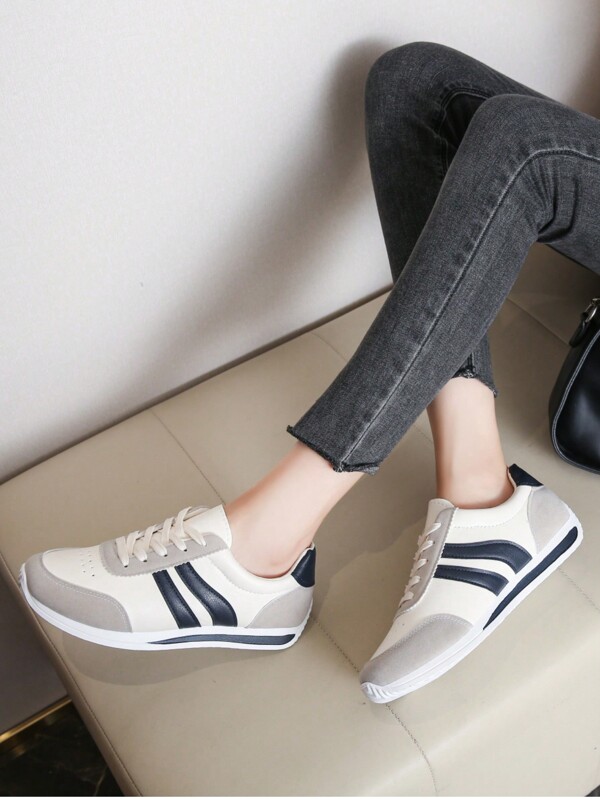 New Casual Versatile White Lace-Up Sports Shoes, Women's Heart Pattern PU Leather Low-Top Round Toe Flat Fashionable Athletic Sneakers