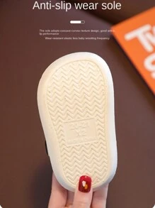 1 Par de Sandálias de Praia/Água com Sola Antiderrapante Macia em Bege com Decoração Fofa de Ursinho, Adequadas para Bebê no Verão