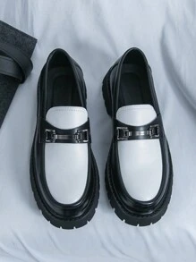 Scarpe da uomo versatili, adatte per l'ufficio e il tempo libero, con suola spessa che aumenta l'altezza, mocassini bicolore a patchwork in bianco e nero