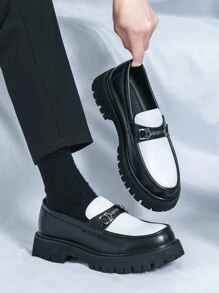 Scarpe da uomo versatili, adatte per l'ufficio e il tempo libero, con suola spessa che aumenta l'altezza, mocassini bicolore a patchwork in bianco e nero