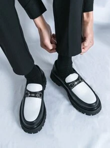 Scarpe da uomo versatili, adatte per l'ufficio e il tempo libero, con suola spessa che aumenta l'altezza, mocassini bicolore a patchwork in bianco e nero