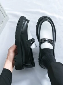 Scarpe da uomo versatili, adatte per l'ufficio e il tempo libero, con suola spessa che aumenta l'altezza, mocassini bicolore a patchwork in bianco e nero