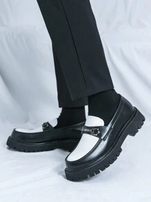 Scarpe da uomo versatili, adatte per l'ufficio e il tempo libero, con suola spessa che aumenta l'altezza, mocassini bicolore a patchwork in bianco e nero