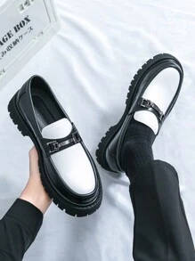 Scarpe da uomo versatili, adatte per l'ufficio e il tempo libero, con suola spessa che aumenta l'altezza, mocassini bicolore a patchwork in bianco e nero