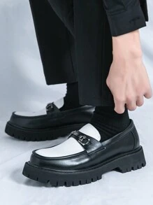 Scarpe da uomo versatili, adatte per l'ufficio e il tempo libero, con suola spessa che aumenta l'altezza, mocassini bicolore a patchwork in bianco e nero