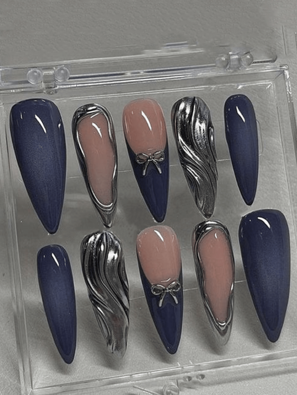 10 Peças de Pontas Francesas Vintage Puras e Feitas à Mão nas cores Rosa, Azul e Prata com Pontas Afiladas. Apresenta Laços de Arame Prateado 5D Pinçados, emanando um astral suave, elegante e sofisticado. Inclui Gel de Gelatina e Gel Esculpidor. Perfeito para todas as estações, feriados de inverno, passeios diários, viagens de verão, encontros e desfiles.