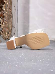 Zapatos de tacón alto de satén para mujer, tacones de boda nupciales blancos con hebilla de lazo de perlas de punta abierta, sandalias de fiesta de moda, versátiles para el Día de San Valentín - Blanco - Ver 7