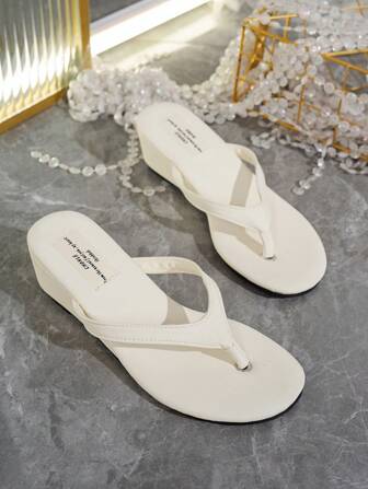 女士坡跟人字拖，时尚新款厚底露趾凉鞋，度假沙滩人字拖，适合搭配波西米亚风连衣裙，复古沙滩米色凉鞋