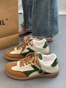 Women's Classic Versatile Student Retro Casual Low-Top Lace-Up Flat Sneaker Shoes