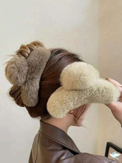 New Best-Selling Oversized Genuine Raccoon Fur Fluffy High-End Autumn/Winter Maillard Dyed Fur Jaw Clip Hair Accessory, Hair Clip, Hair Accessory, Women's Hair Accessory, Hair Accessory, Women's Hair Accessory, Hair Accessory, Hair Styling Tool, Curly Hair Accessory, Hair, Hair Accessory, Hair Accessory, Autumn Hair Accessory, Travel, Hair Styling Tool, Women's Accessory