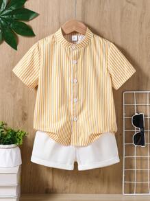 Conjunto casual de niño con top de manga corta con botones delanteros a rayas y pantalones cortos