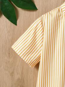Conjunto casual de niño con top de manga corta con botones delanteros a rayas y pantalones cortos
