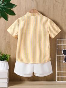 Conjunto casual de niño con top de manga corta con botones delanteros a rayas y pantalones cortos