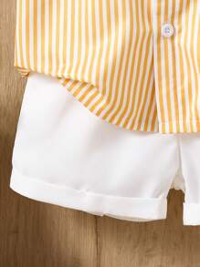 Conjunto casual de niño con top de manga corta con botones delanteros a rayas y pantalones cortos