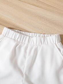 Conjunto casual de niño con top de manga corta con botones delanteros a rayas y pantalones cortos
