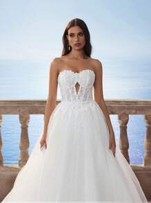 无肩带浪漫维多利亚串珠刺绣露肩紧身胸衣连衣裙，配有薄纱裙和拖尾，优雅的新娘婚纱