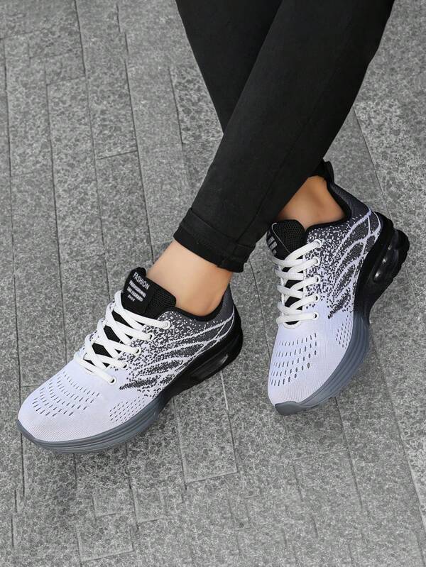 Eleganti sneakers stringate: sneakers alla moda con tomaia in maglia traspirante, design leggero e casual, ideali per sport a basso livello, corsa e attività all'aperto