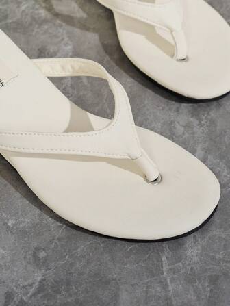 女士坡跟人字拖，时尚新款厚底露趾凉鞋，度假沙滩人字拖，适合搭配波西米亚风连衣裙，复古沙滩米色凉鞋