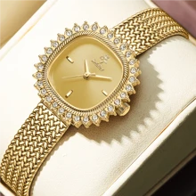 Reloj de cuarzo de moda retro para mujer YALALUSI, con esfera cuadrada, bisel con imagen del sol, adornado con rhinestones y revestimiento de IP. Resistente al desgaste y adecuado para todo tipo de fiestas. Mejor regalo para el Día de San Valentín.