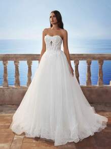 无肩带浪漫维多利亚串珠刺绣露肩紧身胸衣连衣裙，配有薄纱裙和拖尾，优雅的新娘婚纱