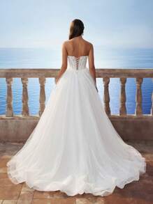 无肩带浪漫维多利亚串珠刺绣露肩紧身胸衣连衣裙，配有薄纱裙和拖尾，优雅的新娘婚纱