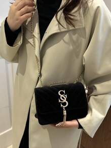 Mini Fashion Solid Color Simple Embroidery Thread Flip Cover Hardware Tassel Decoration Chain Shoulder Bag, Suitable For Shopping, Wallets, Shopping, Young Women, College Students, Newcomers, White-Collar Workers. They Are Very Suitable For Offices, Universities, Work, Business, Commuting, Outdoor Activities, Travel, And Outings
