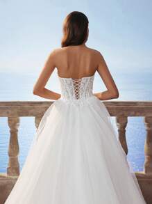 无肩带浪漫维多利亚串珠刺绣露肩紧身胸衣连衣裙，配有薄纱裙和拖尾，优雅的新娘婚纱