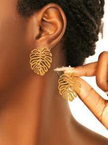 1 Pair Fashionable Hollow Leaf Shaped Stud Earrings For Women, Elegant For Daily Wear And Festivals