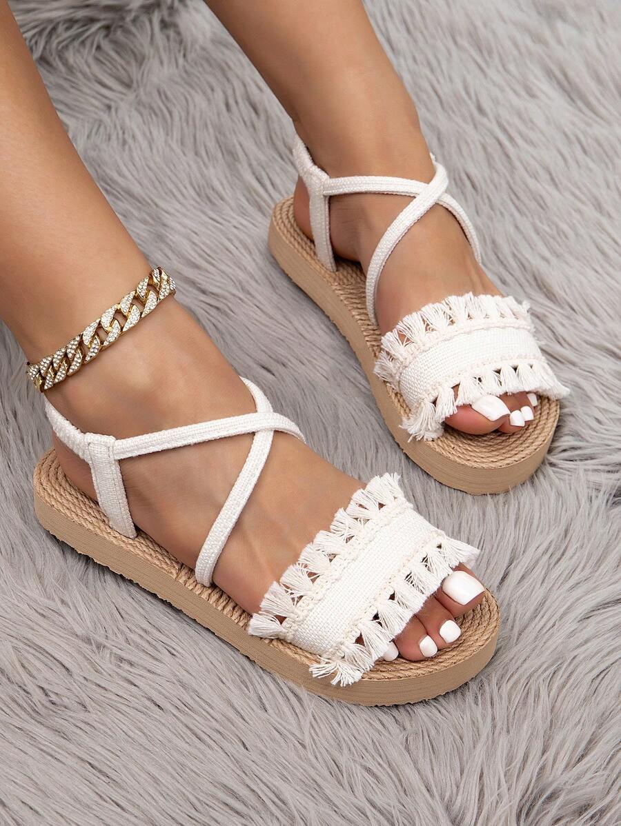 KATE MIUCH 原创设计，简约复古风凉鞋，适合派对、晚宴、音乐节、情人节等各种场合。米色流苏圆头平底白色女凉鞋。波西米亚风优雅浪漫艺术青春轻盈透气露趾白色平底拖鞋。情人节特惠。