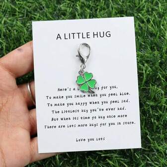 1 件/2 件时尚创意四叶草幸运钥匙扣派对小礼物，配有简约优雅的拥抱卡，可爱钥匙链环包背包吊坠汽车钥匙吊坠圣帕特里克节朋友纪念礼物、理想的魅力礼物、友谊礼物、生日礼物、陪伴礼物、节日派对礼物，给他人也送一份幸运四叶草礼物汽车配件包饰学校字母哥特 Y2k 包配件挂绳带身份证夹汽车配件包饰