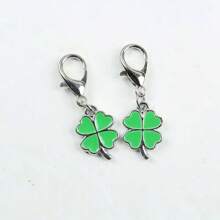 1 件/2 件时尚创意四叶草幸运钥匙扣派对小礼物，配有简约优雅的拥抱卡，可爱钥匙链环包背包吊坠汽车钥匙吊坠圣帕特里克节朋友纪念礼物、理想的魅力礼物、友谊礼物、生日礼物、陪伴礼物、节日派对礼物，给他人也送一份幸运四叶草礼物汽车配件包饰学校字母哥特 Y2k 包配件挂绳带身份证夹汽车配件包饰 - 彩色 - 查看 4