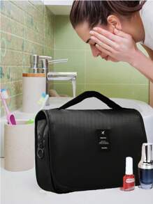 1 个悬挂式盥洗袋，由涤纶制成，防潮、耐用、抗撕裂。轻巧紧凑的设计占用的行李空间很小，非常适合过夜、旅行或其他户外活动。您可以随身携带它去任何您想去的地方。旅行的完美必备品。 - 黑色 - 查看 5