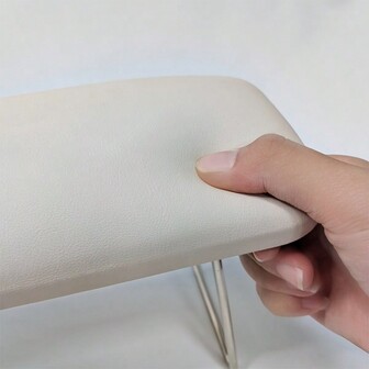 1 件装可折叠美甲手枕，PU 皮革和海绵填充，可折叠支架，下方设有美甲灯放置空间，便携式，适用于移动美甲师