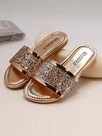 一双女童时尚拖鞋，可爱防滑耐磨，适合旅行居家摄影沙滩鞋