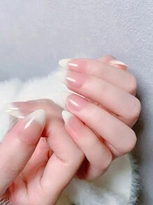 24 pièces d'ongles artificiels en forme d'amande avec une manucure française dégradée nude et blanc laiteux. Comprend 1 lime à ongles et 1 gel de gelée