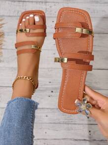 Sandalias planas de mujer tipo chanclas con tira dorada hueca, punta cuadrada y suela antideslizante, resistentes al desgaste. Aptas para combinar con vestidos, pantalones pitillo, pantalones casuales, shorts y mini faldas. Sandalias slip-on para mujer para primavera, verano, otoño, Día de San Valentín, fiestas, casual elegante, simple, romántica, moda, vacaciones, uso diario, playa. Sandalias planas en color amarillo