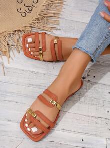 Sandalias planas de mujer tipo chanclas con tira dorada hueca, punta cuadrada y suela antideslizante, resistentes al desgaste. Aptas para combinar con vestidos, pantalones pitillo, pantalones casuales, shorts y mini faldas. Sandalias slip-on para mujer para primavera, verano, otoño, Día de San Valentín, fiestas, casual elegante, simple, romántica, moda, vacaciones, uso diario, playa. Sandalias planas en color amarillo