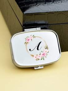 粉色花环字母图案方形药盒，2 个便携式药丸储存隔层，迷你金属储物盒，便携式珠宝和药丸盒，带有姓名标识的个性化创意礼物，适合旅行、户外活动、包、口袋，用于婚礼礼物、礼品和招待会装饰，独特设计的装饰性旅行收纳盒（首字母 A-Z）﻿