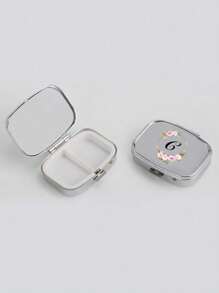 粉色花环字母图案方形药盒，2 个便携式药丸储存隔层，迷你金属储物盒，便携式珠宝和药丸盒，带有姓名标识的个性化创意礼物，适合旅行、户外活动、包、口袋，用于婚礼礼物、礼品和招待会装饰，独特设计的装饰性旅行收纳盒（首字母 A-Z）﻿