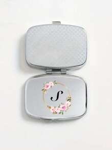 粉色花环字母图案方形药盒，2 个便携式药丸储存隔层，迷你金属储物盒，便携式珠宝和药丸盒，带有姓名标识的个性化创意礼物，适合旅行、户外活动、包、口袋，用于婚礼礼物、礼品和招待会装饰，独特设计的装饰性旅行收纳盒（首字母 A-Z）﻿