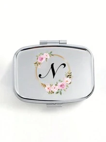 粉色花环字母图案方形药盒，2 个便携式药丸储存隔层，迷你金属储物盒，便携式珠宝和药丸盒，带有姓名标识的个性化创意礼物，适合旅行、户外活动、包、口袋，用于婚礼礼物、礼品和招待会装饰，独特设计的装饰性旅行收纳盒（首字母 A-Z）﻿