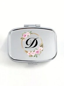 粉色花环字母图案方形药盒，2 个便携式药丸储存隔层，迷你金属储物盒，便携式珠宝和药丸盒，带有姓名标识的个性化创意礼物，适合旅行、户外活动、包、口袋，用于婚礼礼物、礼品和招待会装饰，独特设计的装饰性旅行收纳盒（首字母 A-Z）﻿