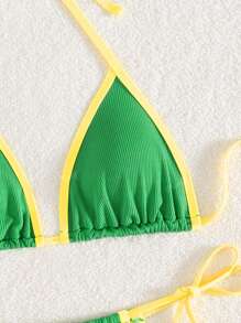 Top bikini con incrocio sulla schiena a costine semplici e slip bikini con lacci laterali, adatto per vacanze estive in spiaggia